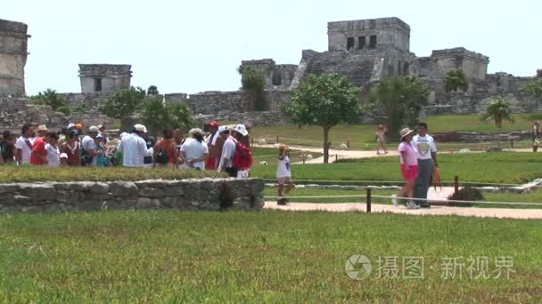 游客们参观图卢姆庙遗址视频