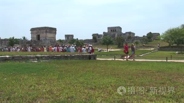 游客们参观图卢姆庙遗址视频