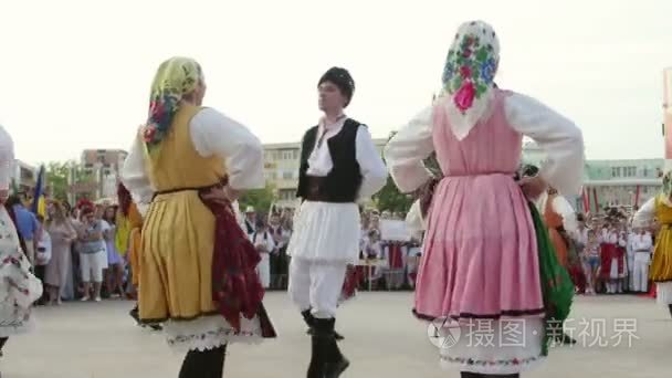 在国际民俗节马其顿传统舞蹈视频
