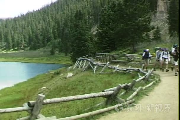 徒步旅行在湖的山间小道视频