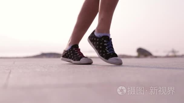 特写镜头在运动鞋的舞步视频