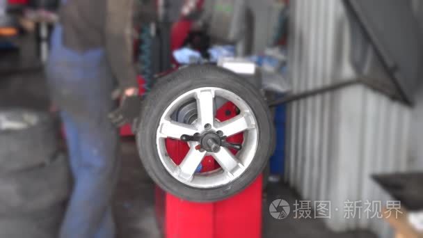 机修工工作车轮平衡设备视频