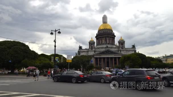 延时摄影的圣彼得堡伊萨克大教堂和纪念碑到尼古拉斯第 1，大量的游客在圣彼得斯堡