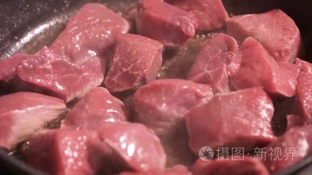 热的平底锅上煎肉视频