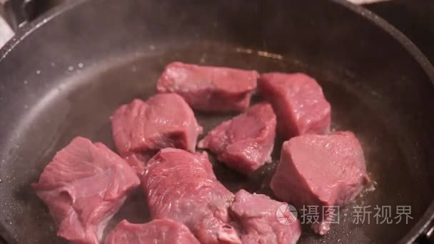 热的平底锅上煎肉视频