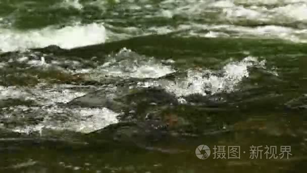 溅起的水在一条山涧河流上滚视频