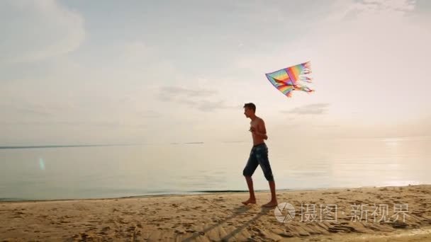 青少年玩风筝在海边美丽的天空视频