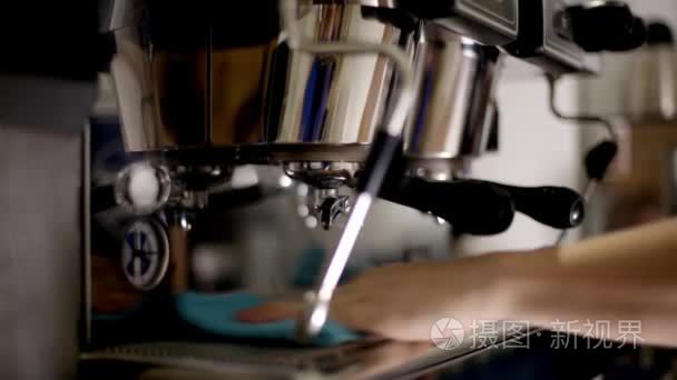 咖啡师准备卡布其诺咖啡机视频