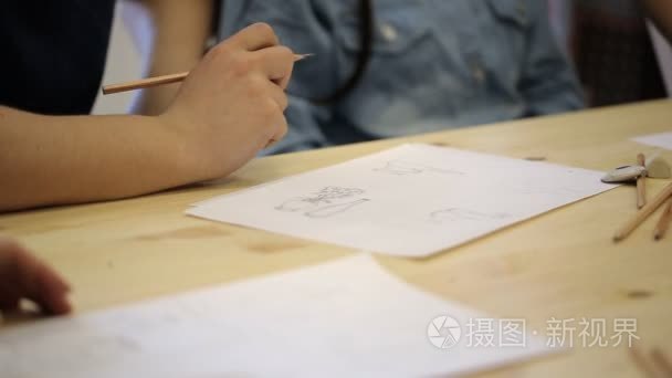 男人用铅笔绘制图片的特写视图视频