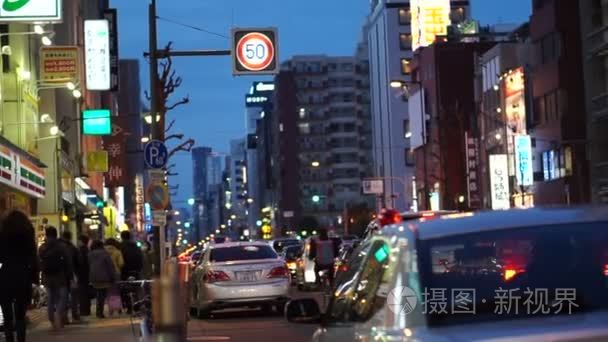 大阪，日本 3 月 2015年普通街查看与日本人在晚上走路回家