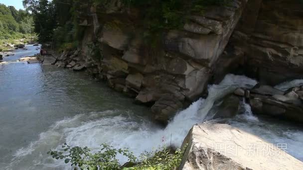 强大的山间小溪流过岩石视频