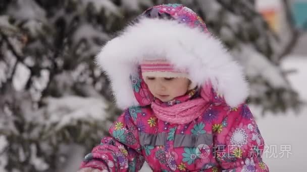 女孩造型在冬天在雪地里堆雪人视频