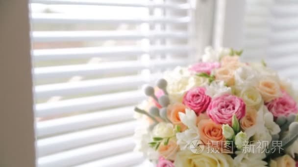 窗台上的奢华的婚礼花束视频