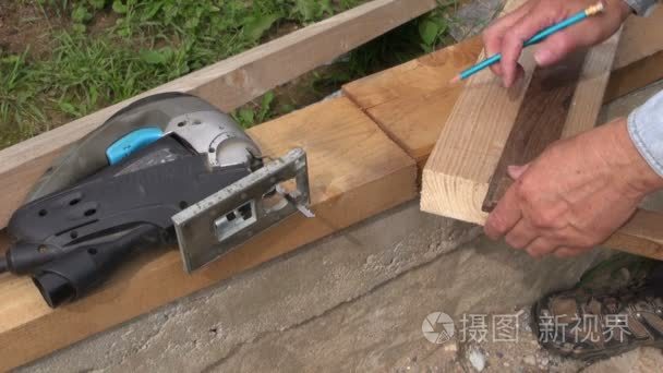 生成器测量和切割木板
