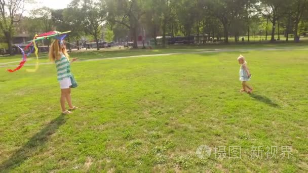 母亲和女儿放风筝视频