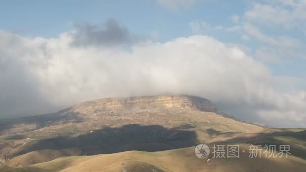 形成和运动的中央高加索峰山的陡峭山坡的云视频