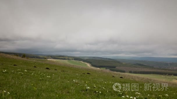 形成和运动的中央高加索峰山的陡峭山坡的云视频