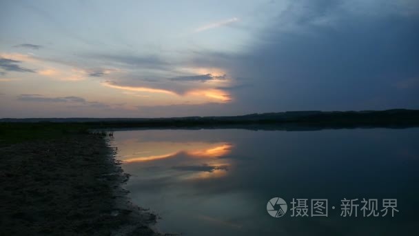 落日湖水在背景山自然风景录影视频