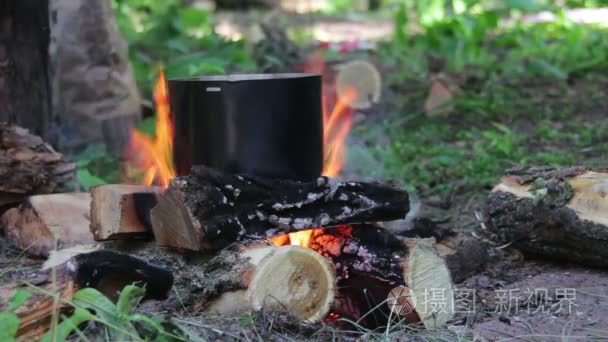 旅游壶在篝火上做饭的食物视频