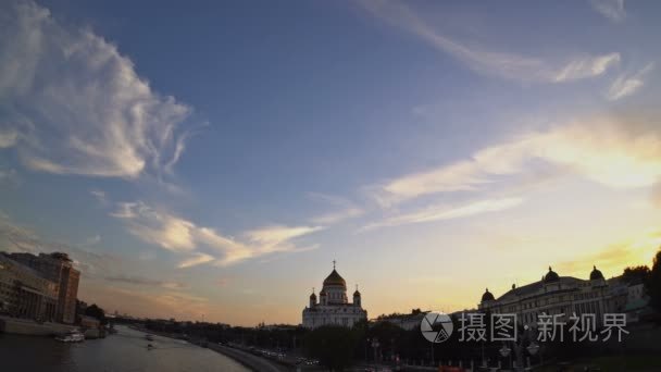 大教堂的救世主在日落时。柔软的白色和灰色的云是转化，在蓝色的天空中移动。鱼眼。到-4 k。2016 年 8 月 29 日。莫斯科