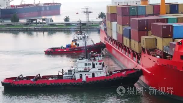 货物渡轮到达海港口视频