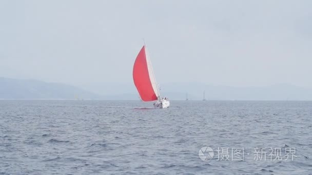 红帆在大海中航行船舶游艇视频