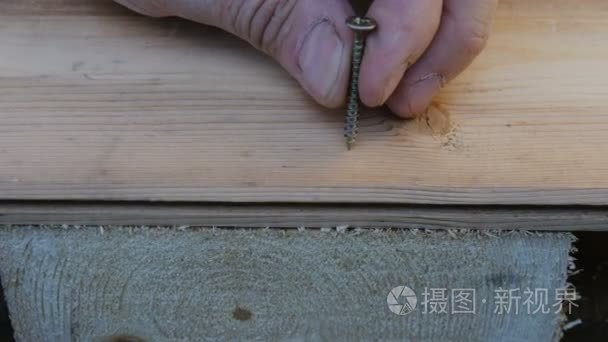 螺丝在拧进木头打造家具视频