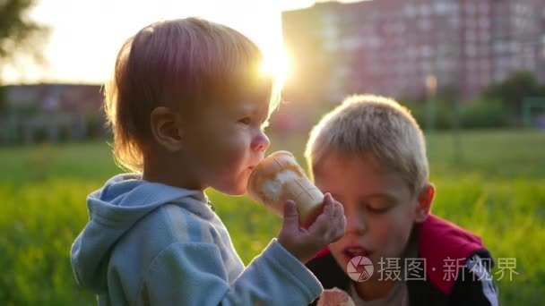 孩子们吃着冰淇淋。