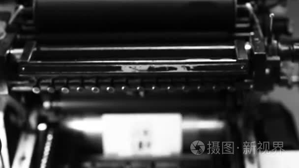 打印机在版画工坊在黑色和白色视频