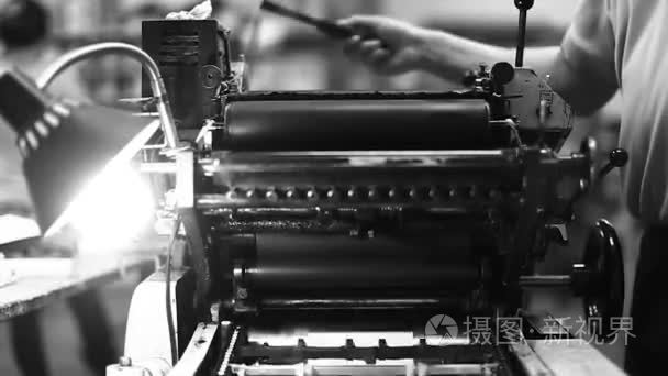 打印机在版画工坊在黑色和白色视频