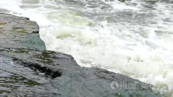 一条山涧河流水的流量视频