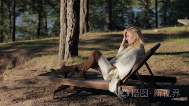 女孩在森林里的躺椅上休息视频