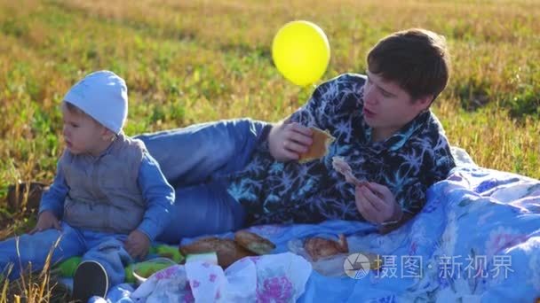 在外地的家庭野餐视频