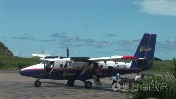 在加勒比岛上的机场的飞机视频