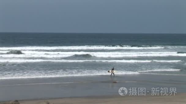 冲浪者在海洋中游泳视频