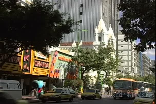 交通在里约热内卢伊帕内玛教堂视频