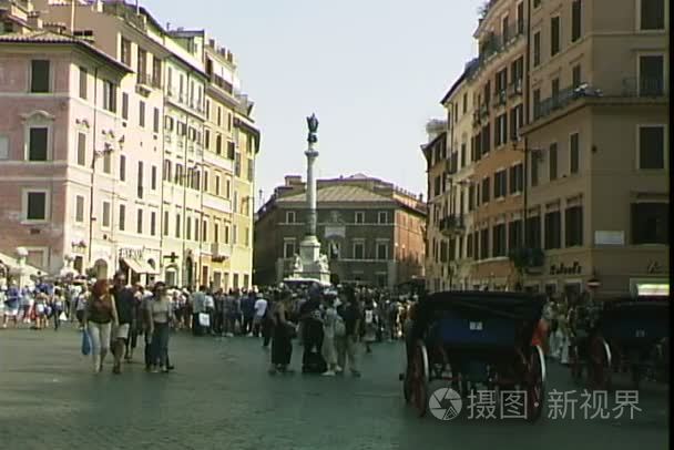 游客走在罗马城视频
