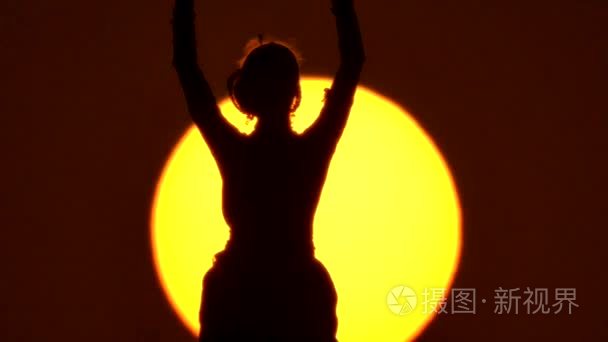 剪影女孩东方舞者舞蹈在日落视频
