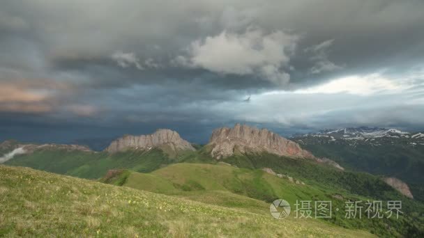 形成和运动的夏天山坡，Adygea 大撒奇以及高加索山脉上空的云视频