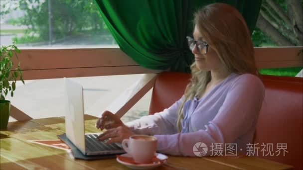 戴着眼镜在咖啡馆工作 聊天视频通信的女商人