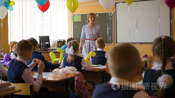 新西伯利亚，俄罗斯-9 月 1 2016︰ 老师在学校教孩子