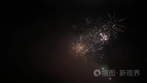 烟花在夜空中的离大海很近视频