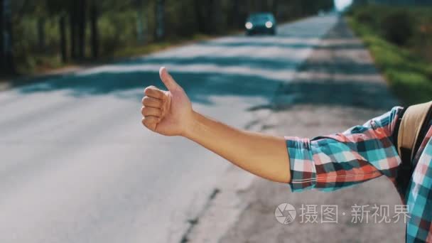 在农村道路搭便车,背包里的年轻人.大拇指.麻烦短视频