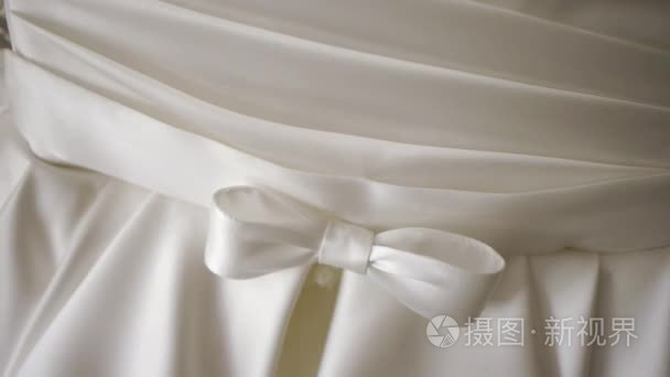 婚礼礼服特写背景墙挂在衣架上视频