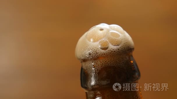 Foam flows down on a brown beer bottle No 1.5视频