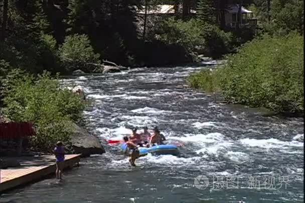 椽子游泳在山区河流上的小船视频