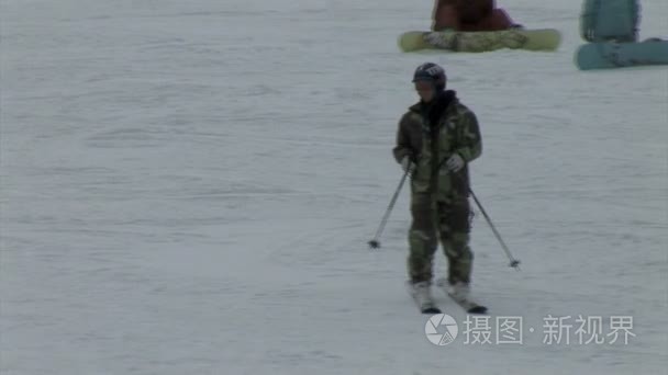 滑雪者在冬季度假胜地上视频