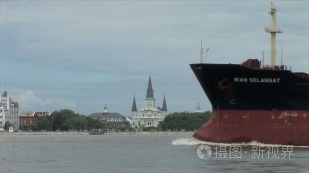 在密西西比河上的货船视频
