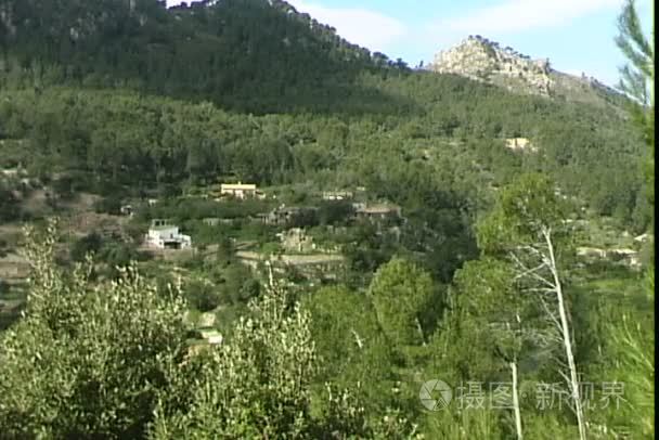 与别墅在西班牙的山坡上的视图视频