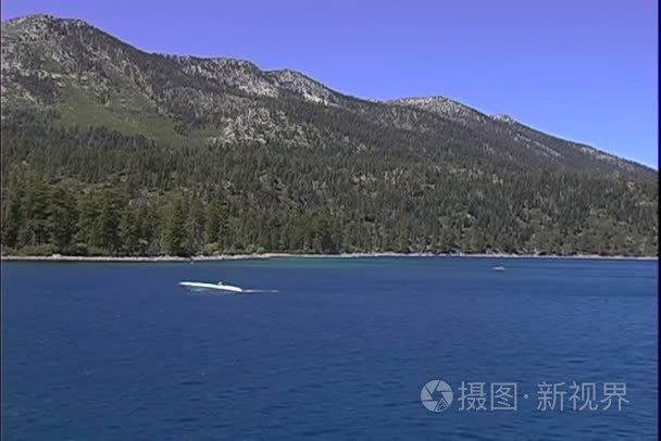 船在太浩湖里游泳视频